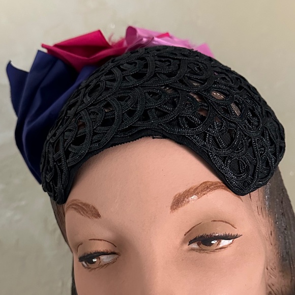 DELIGHTFUL VINTAGE BLACK LACE PATTERN STRAW CAP WITH MULTICOLORED FABRIC BOWS main image 7